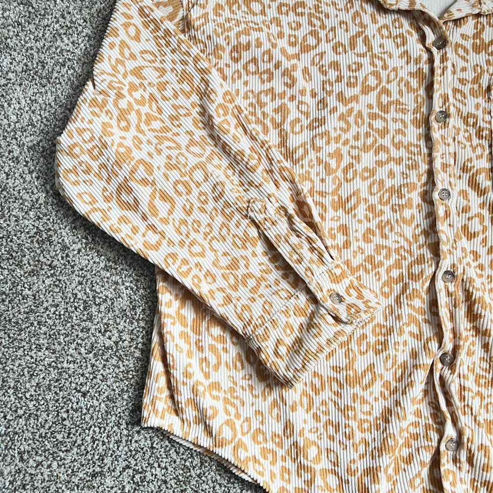Wishlist Apparel Leopard Print Button Down Shirt size M/L - Picture 2 of 6